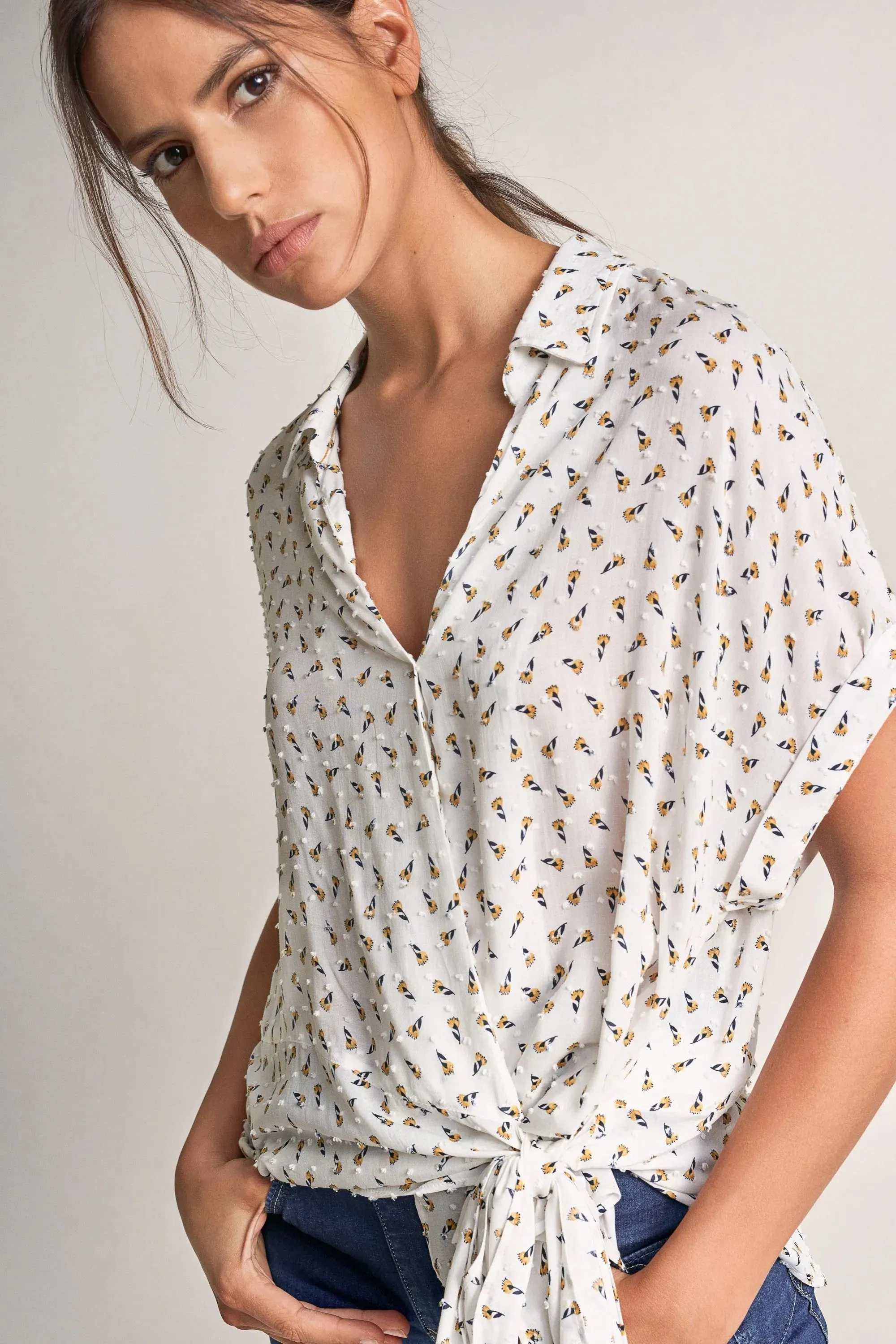 Blusa allover floral con nudo
