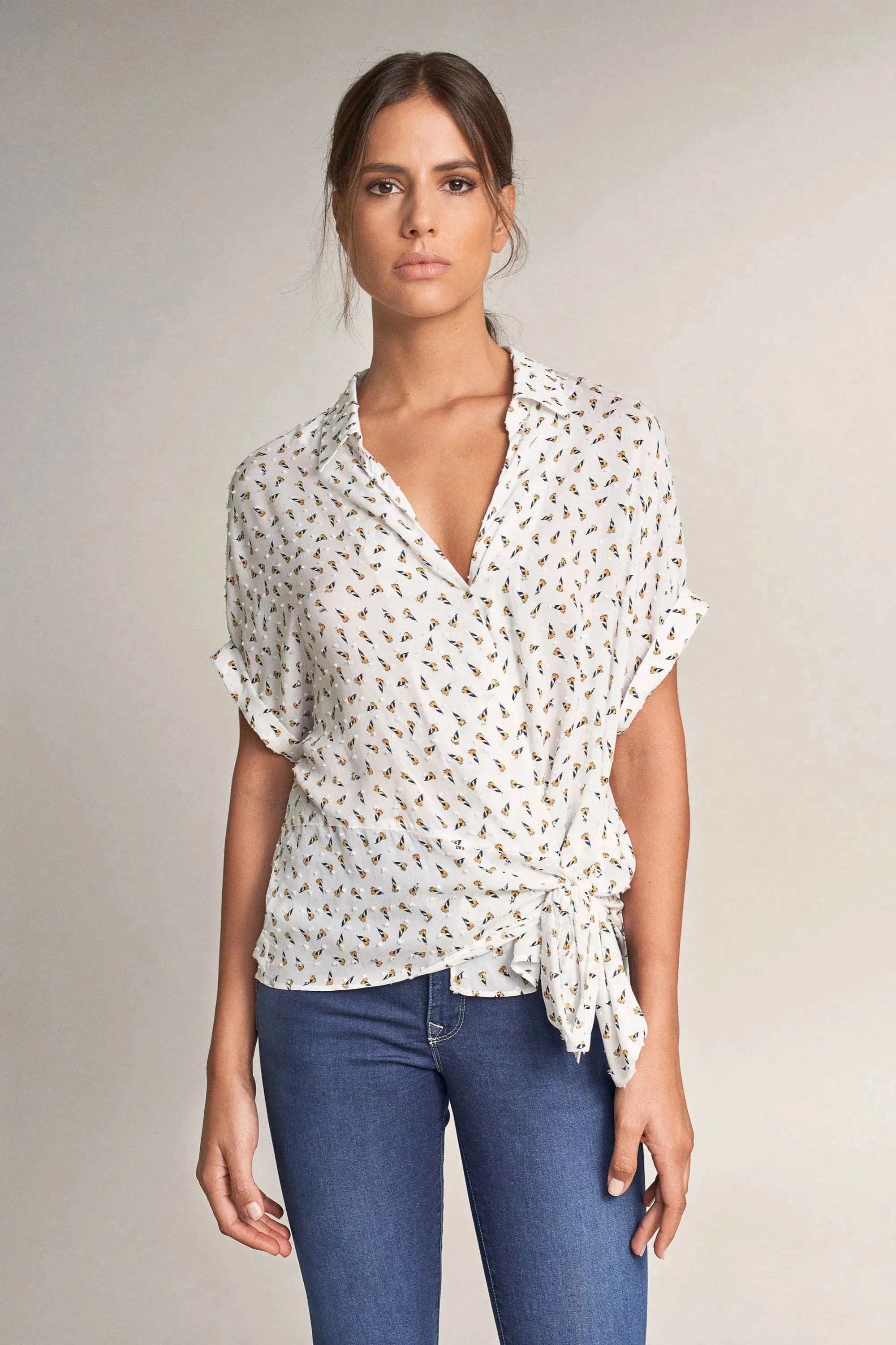 Blusa allover floral con nudo