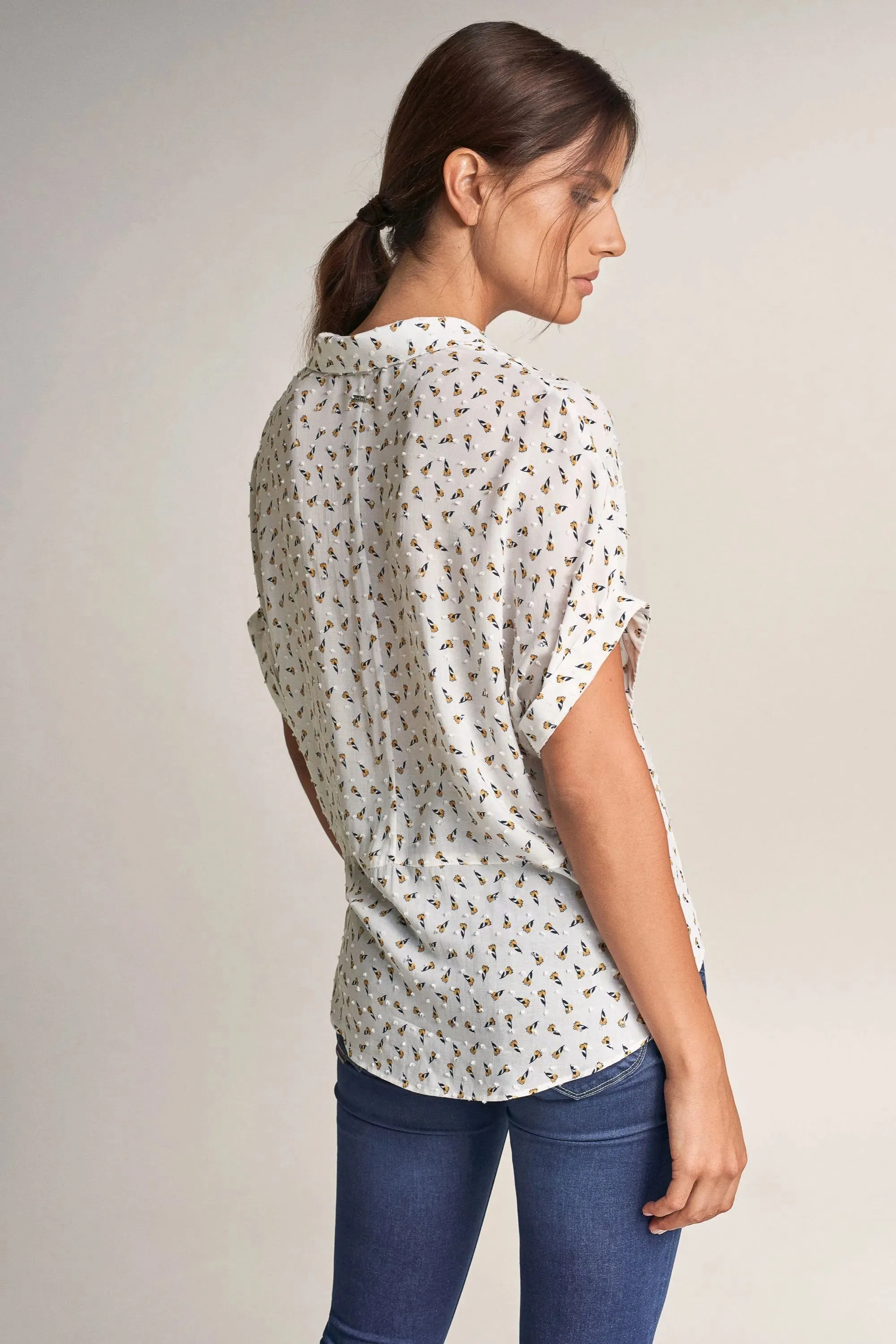 Blusa allover floral con nudo