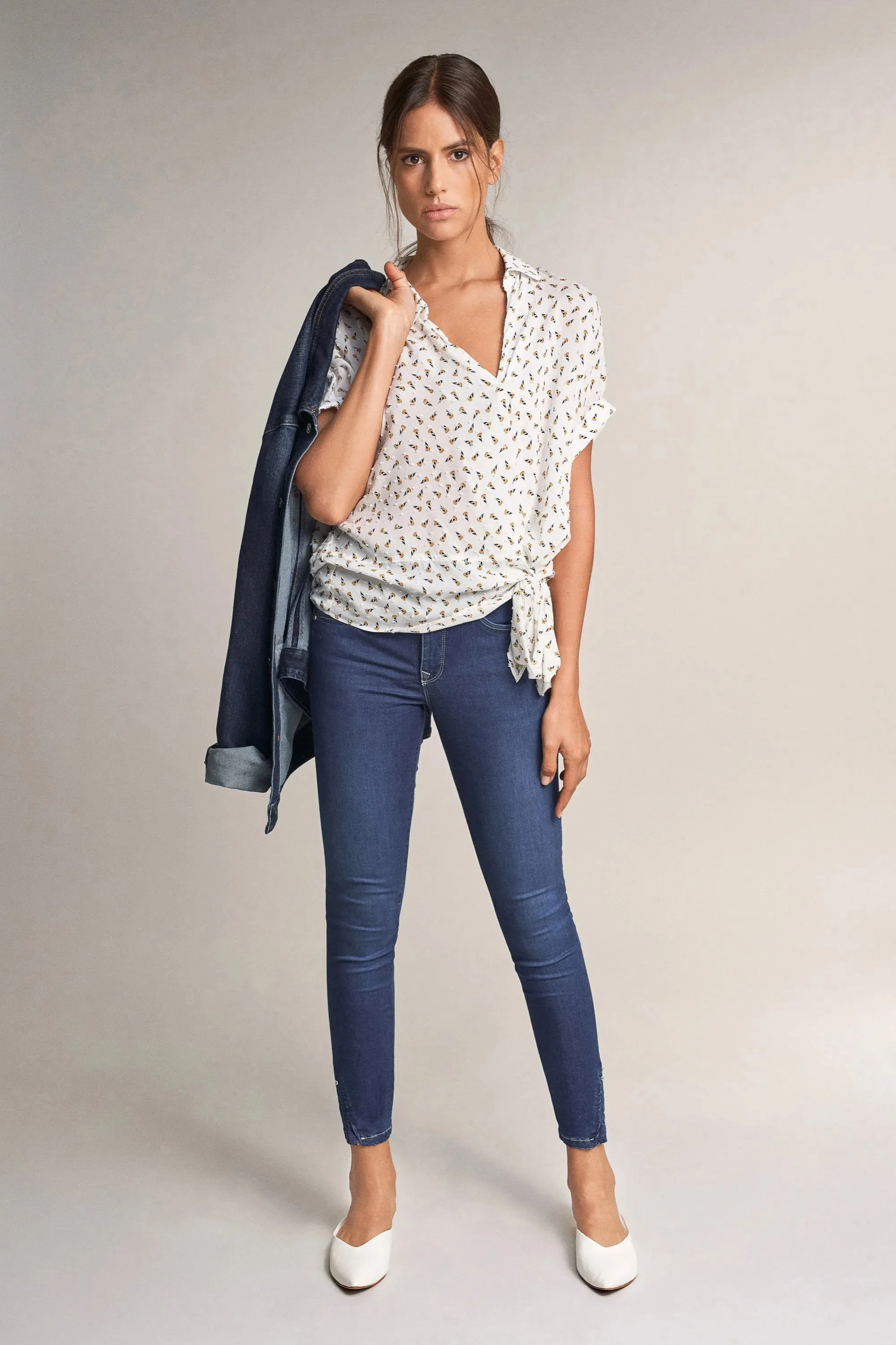 Blusa allover floral con nudo