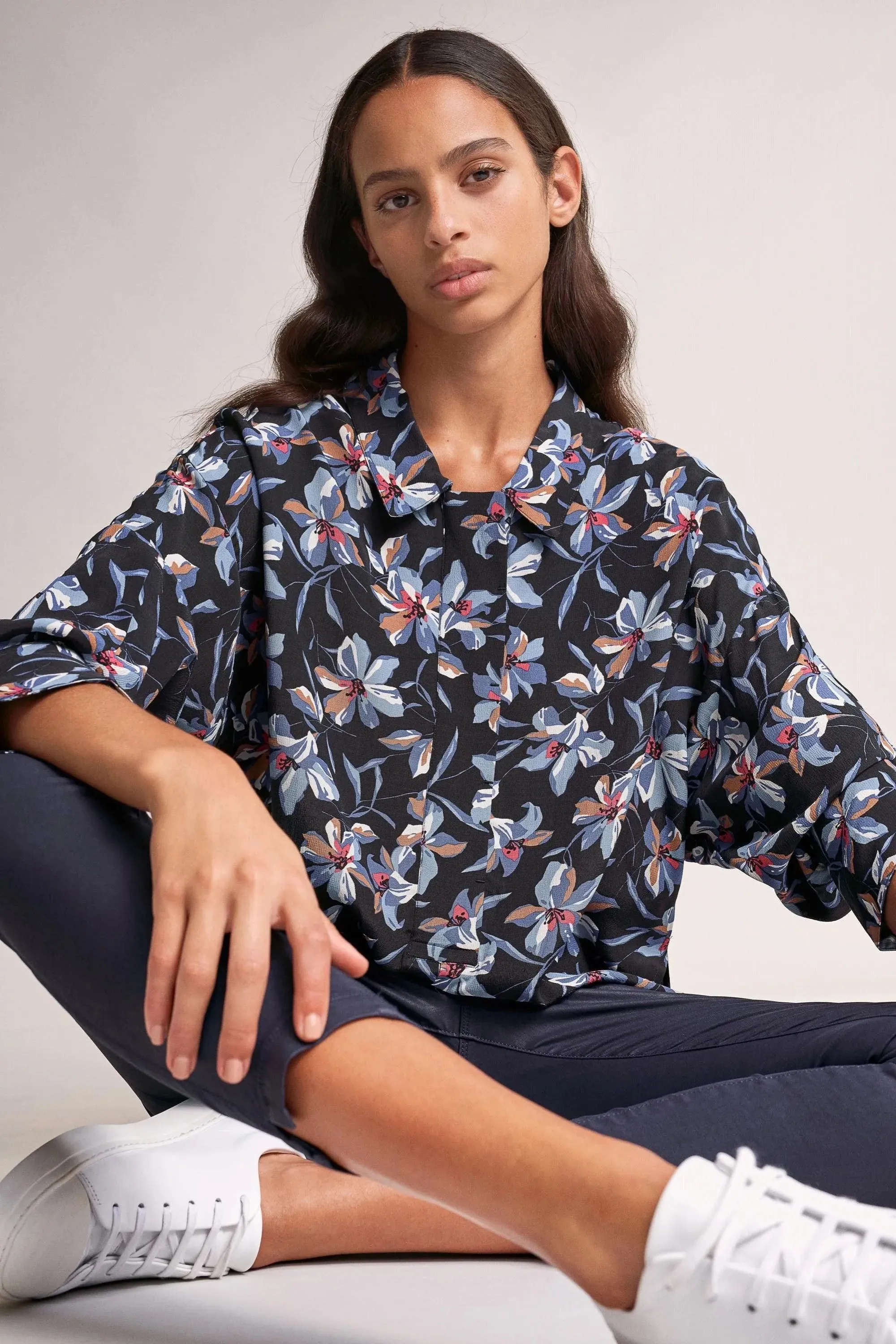 Blusa con estampado de flores