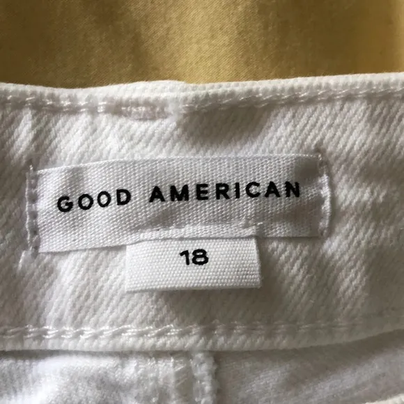 Good American White Distressed Bombshell Denim Shorts Size 18 NWT