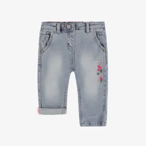 Jean bleu pâle avec broderie florale, bébé || Pale blue jeans with floral embroidery, baby