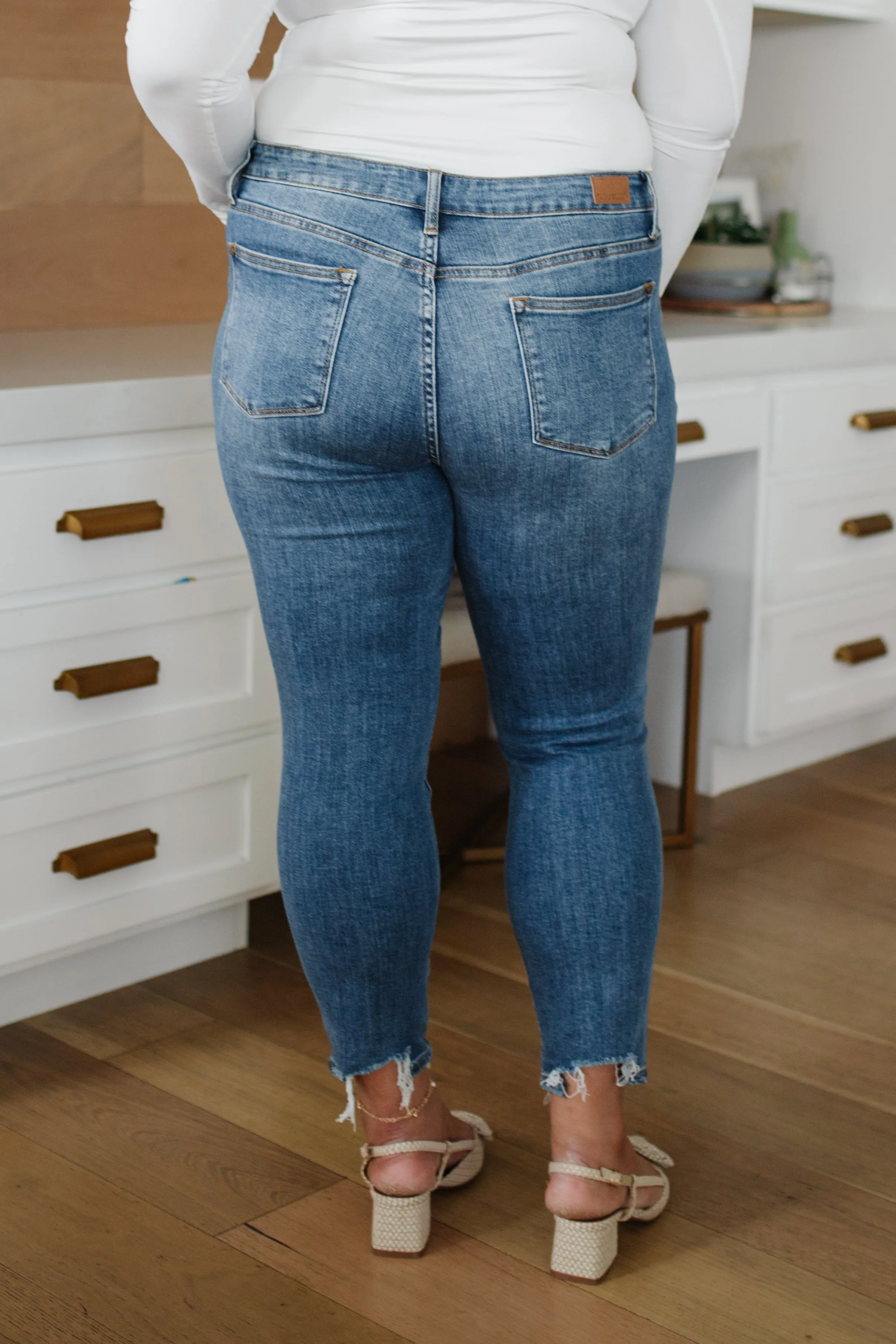 Midrise Destructed Hem Slim Fit (0,1,24)