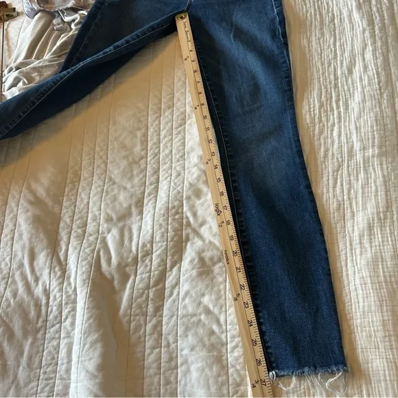 MOTHER The Looker Ankle Fray Jeans in Invitation Only Wash. Size. 25.