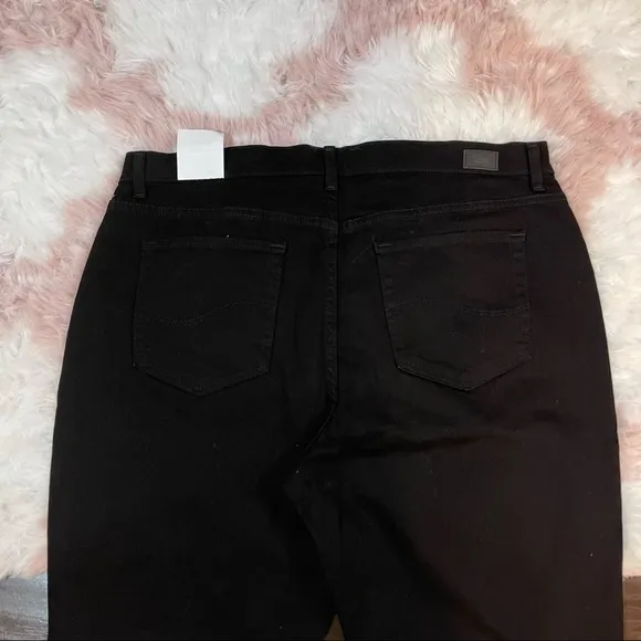 NWT Lee Relaxed Fit Straight Leg Mid Rise Black Jeans Plus Size 18 Short