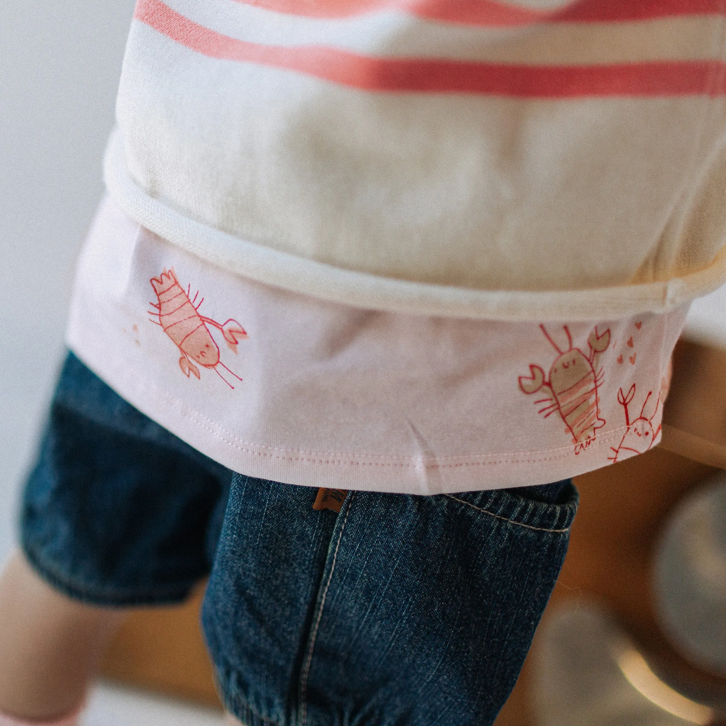 Short coupe décontractée en denim léger bleu foncé, bébé  || Relaxed fit short in light dark denim, baby