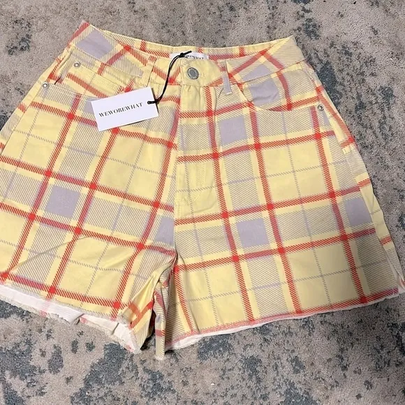 WeWoreWhat Boyfriend Plaid Denim Shorts in GardenGlade Pale Yellow Size 26